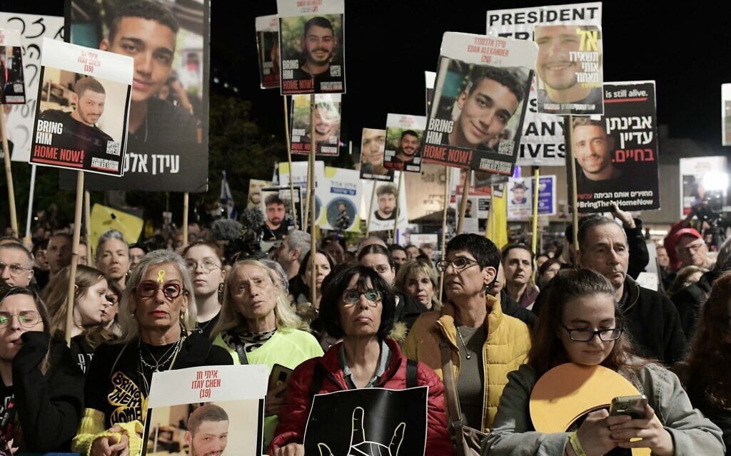 Un rassemblement marquant les 500 jours de captivité des otages détenus par le Hamas dans la bande de Gaza, sur la Place des Otages de Tel Aviv, le 17 février 2025. (Tomer Neuberg/Flash90)