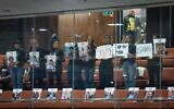 Des familles d'otages manifestant, à la Knesset, le 17 février 2025. (Crédit : Yonatan Sindel/Flash90)