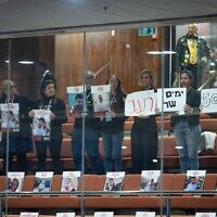 Des familles d'otages manifestant, à la Knesset, le 17 février 2025. (Crédit : Yonatan Sindel/Flash90)