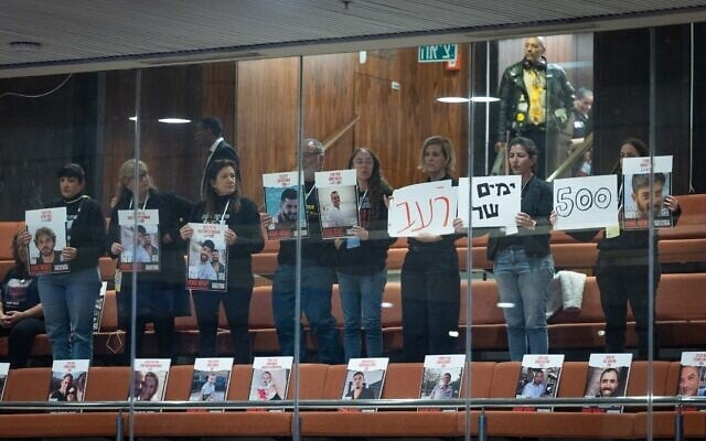 Des familles d'otages manifestant, à la Knesset, le 17 février 2025. (Crédit : Yonatan Sindel/Flash90) Des familles d'otages manifestant, à la Knesset, le 17 février 2025. (Crédit : Yonatan Sindel/Flash90)