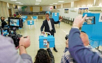 Avichaï Stern, candidat à la mairie de Kiryat Shmona et maire sortant, votant dans un bureau de vote le matin des élections municipales, à Kiryat Shmona, le 18 février 2025. (Crédit : Michael Giladi/Flash90)