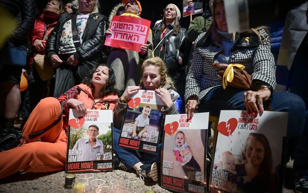 Des Israéliens réunis après la remise de quatre cercueils par le Hamas à Israël, sur la Place des Otages, à Tel Aviv, le 20 février 2025. (Crédit : Avshalom Sassoni/Flash90)