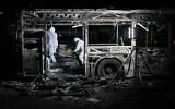 Les forces de sécurité enquêtant sur un bus visé par un engin explosif, à Bat Yam, le 20 février 2025. (Crédit : Avshalom Sassoni/Flash90)