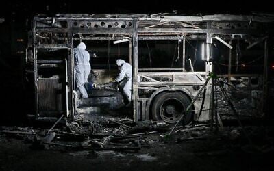 Les forces de sécurité enquêtant sur un bus visé par un engin explosif, à Bat Yam, le 20 février 2025. (Crédit : Avshalom Sassoni/Flash90)