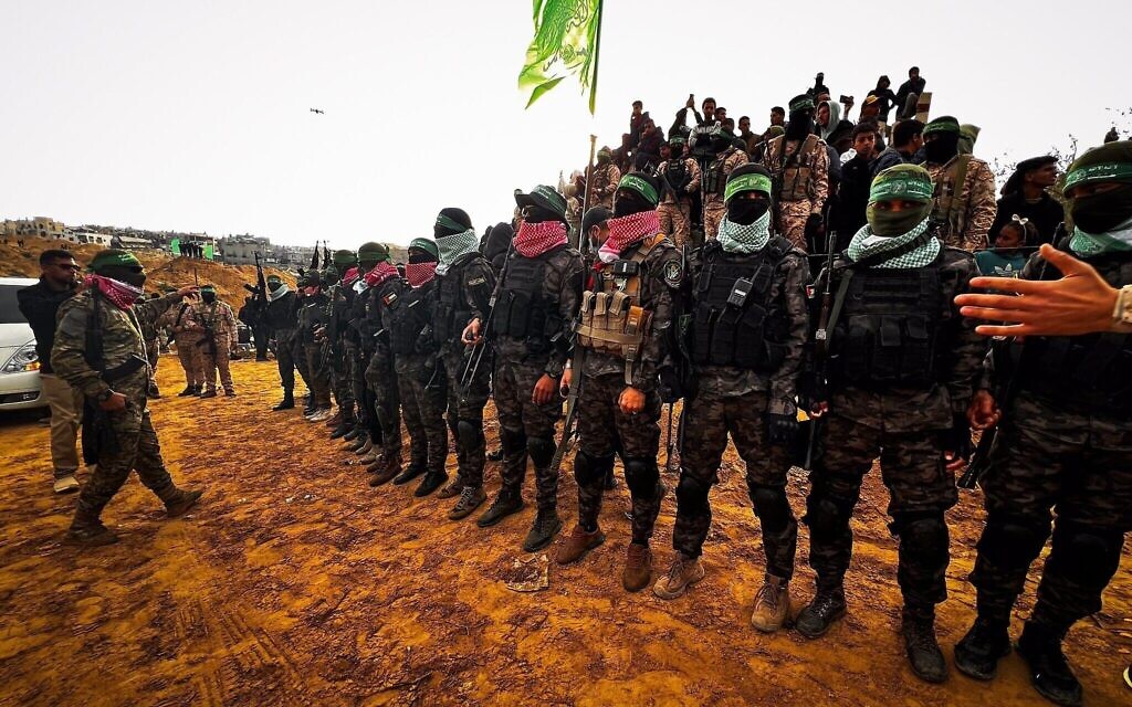 Des terroristes du Hamas lors de la remise attendue des corps de quatre otages décédés, dont Shiri Bibas et ses deux jeunes enfants, à Khan Younès, au sud de Gaza, le 20 février 2025. (Crédit : Saeed Mohammed/Flash90)