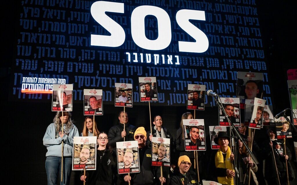 Des Israéliens participent à un rassemblement appelant à la libération des Israéliens retenus en otage par des terroristes du Hamas à Gaza, sur la Place des Otages à Tel Aviv, le 22 février 2025. (Avshalom Sassoni/Flash90)