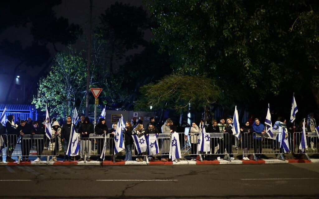 Des personnes rendent hommage alors que le convoi transportant le corps de l'otage Shiri Bibas arrivant à l'Institut médico-légal d'Abu Kabir, à Tel Aviv, le 22 février 2025. (Crédit : Dor Pazuelo/Flash90)