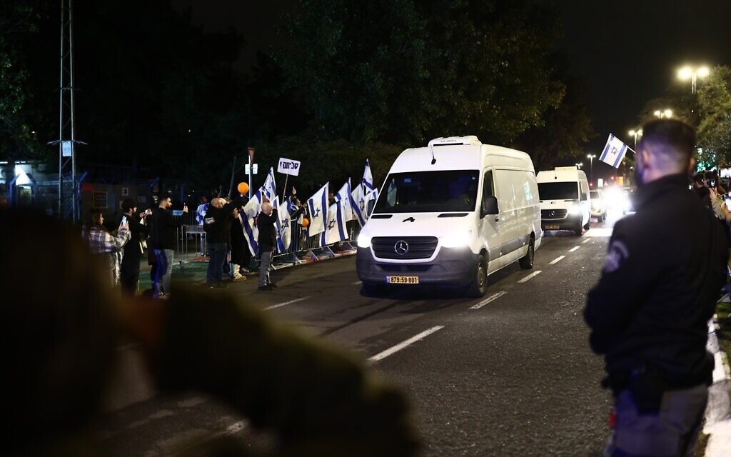 Des personnes rendant hommage au corps de l'otage Shiri Bibas alors que le convoi arrive à l'Institut médico-légal d'Abu Kabir, à Tel Aviv, le 22 février 2025. (Crédit : Dor Pazuelo/Flash90)