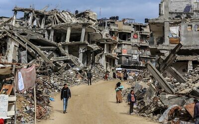 Des Palestiniens vivant parmi les décombres de leurs maisons détruites lors de la guerre entre Israël et le Hamas, dans la ville de Khan Younès, au sud de la bande de Gaza, le 23 février 2025. (Crédit : Abed Rahim Khatib/Flash90)