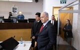 Le Premier ministre Benjamin Netanyahu arrive dans la salle d'audience du tribunal de district de Tel Aviv avant le début de sa déposition dans le cadre du procès qui lui est intenté, le 24 février 2025. (Moti Milrod/POOL)