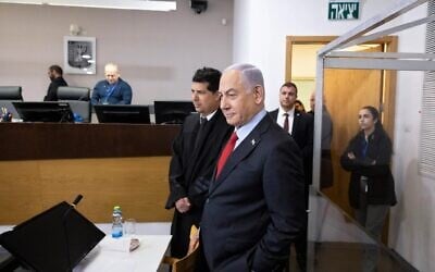 Le Premier ministre Benjamin Netanyahu arrive dans la salle d'audience du tribunal de district de Tel Aviv avant le début de sa déposition dans le cadre du procès qui lui est intenté, le 24 février 2025. (Moti Milrod/POOL)