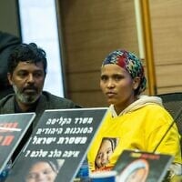 Des membres de la famille de Haymanut Kasau participe à une réunion de la commission de la Sécurité nationale de la Knesset au sujet de la disparition de la jeune fille l'année dernière alors qu'elle n'avait que 9 ans, le 25 février 2025. (Chaim Goldberg/Flash90)