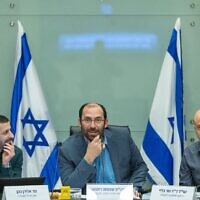 Le président de la commission de la Constitution, du droit et de la justice de la Knesset, le député Simcha Rothman, dirige une réunion de la commission à la Knesset le 25 février 2025. (Crédit : Noam Moskowitz, Bureau du porte-parole de la Knesset)