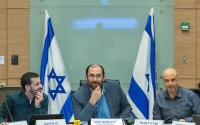 Le président de la commission de la Constitution, du droit et de la justice de la Knesset, le député Simcha Rothman, dirige une réunion de la commission à la Knesset le 25 février 2025. (Crédit : Noam Moskowitz, Bureau du porte-parole de la Knesset)