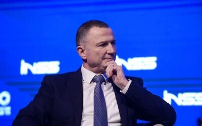 Le président de la commission des Affaires étrangères et de la défense, Yuli Edelstein, participant à une conférence de l'Institut d'études de sécurité nationale (INSS), à Tel Aviv, le 25 février 2025. (Crédit : Tomer Neuberg/Flash90)