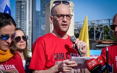 L'ex-otage Iair Horn s'adresse aux médias et à des dignitaires étrangers depuis la Place des Otages à Tel Aviv, le 26 février 2025. (Crédit : Avshalom Sassoni/Flash90)