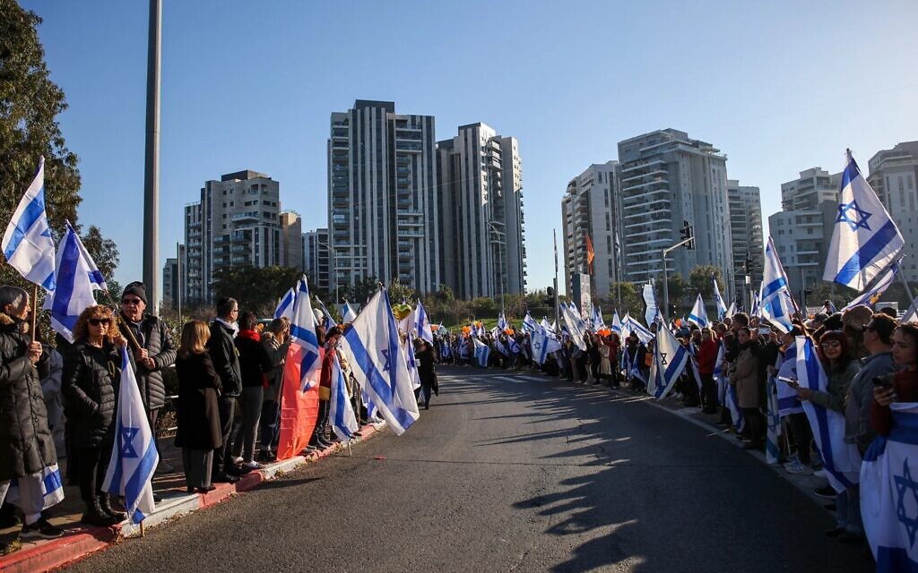 Des foules se rassemblent pour rendre hommage aux membres de la famille Bibas assassinés alors que leur cortège funèbre a commencé à Rishon LeZion, le 26 février 2025 (Crédit : Dor Pazuelo/Flash90)