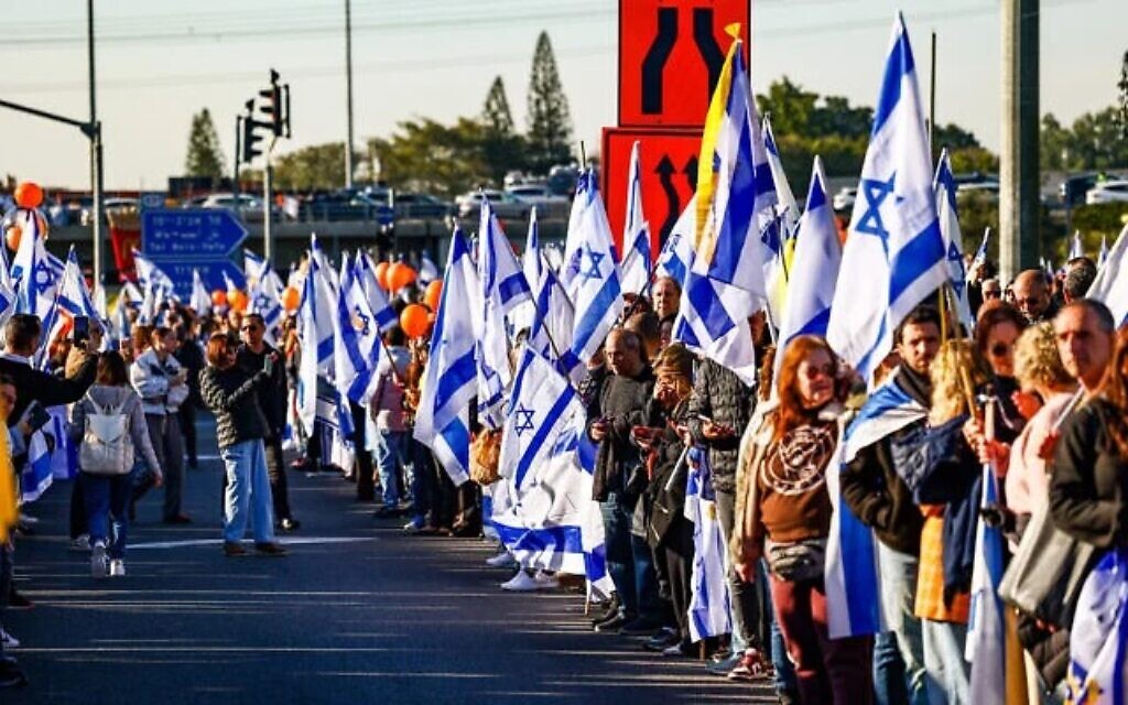 Des foules se rassemblent pour rendre hommage aux membres de la famille Bibas assassinés alors que leur cortège funèbre a commencé à Rishon LeZion, le 26 février 2025 (Crédit : Dor Pazuelo/Flash90)