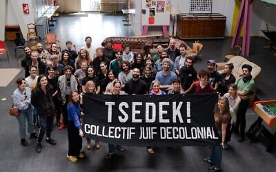 Des membres du collectif juif français Tzedek !, rassemblés le 30 juin 2024. (Crédit : X / @TZDKcollectif / utilisée conformément à l'article 27a de la loi sur le droit d'auteur)