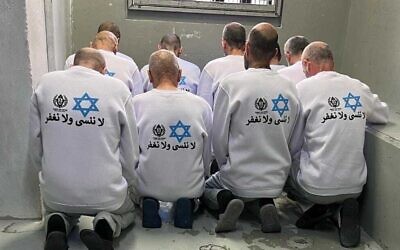 L'Administration pénitentiaire israélienne vêtit les prisonniers de sécurité palestiniens sur le point d'être libérés de tee-shirts portant son logo, une étoile de David et la phrase en arabe : « Nous n'oublierons ni ne pardonnerons », le 15 février 2025. (Crédit : Administration pénitentiaire israélienne)