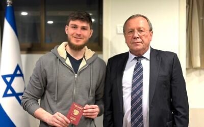 Le citoyen russo-israélien Sasha Trufanov, qui vient d'être libéré après 498 jours de captivité dans la bande de Gaza, et l'ambassadeur de Russie en Israël, Anatoly Viktorov, le 15 février 2025. (Crédit : Ambassade de Russie en Israël via X)