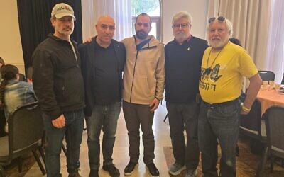 Le militant politique palestinien Samer Sinjilawi (deuxième en partant de la gauche) rend visite à Yarden Bibas (au centre) le 28 février 2025. (Crédit : Samer Sinjilawi)