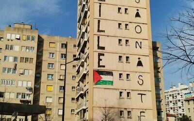 Une immense fresque disant « Marseille antisioniste », accompagnée d'un drapeau palestinien, a été taguée sur la façade d'un immeuble qui fait face à la faculté de médecine de La Timone, à Marseille, le 19 février 2025. (Crédit : X / @RenaudMuselier)