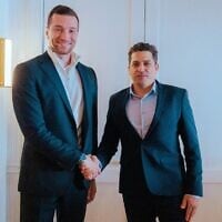 Le leader du Rassemblement national Jordan Bardella (à gauche) rencontrant le ministre de la Diaspora Amichaï Chikli, à Washington, le 21 février 2025. (Crédit : Bardella/X)