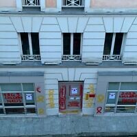 Des tags découverts sur la façade de l'unité locale de la Croix-Rouge dans le 7e arrondissement de Paris, le 19 février 2025. (Crédit : X / @Le_Parisien / utilisé conformément à l'article 27a de la loi sur le droit d'auteur)