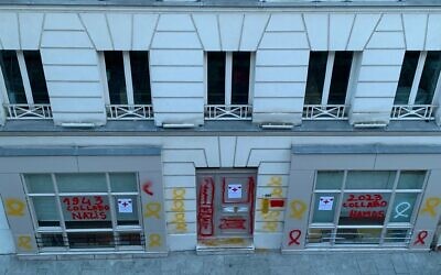 Des tags découverts sur la façade de l'unité locale de la Croix-Rouge dans le 7e arrondissement de Paris, le 19 février 2025. (Crédit : X / @Le_Parisien / utilisé conformément à l'article 27a de la loi sur le droit d'auteur)