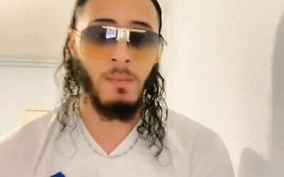 L’influenceur algérien « Zazou Youssef », dans une vidéo haineuse non datée publiée sur ses réseaux sociaux. (Crédit : X / @Le_Parisien / utilisée conformément à l'article 27a de la loi sur le droit d'auteur)