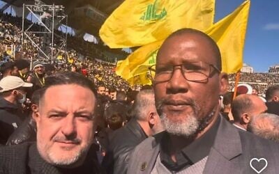 L'ancien président de la Délégation pour les relations avec la Palestine du Parlement européen, Manu Pineda (à gauche), et Mandla Mandela, petit-fils de Nelson Mandela, assistent aux funérailles de l'ex-dirigeant du Hezbollah, Hassan Nasrallah, à Beyrouth le 23 février 2025. (Crédit : X / Manu Pineda / utilisée conformément à l'article 27a de la loi sur le droit d'auteur)