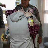 Yarden Bibas enlace sa mère, Pnina, au centre hospitalier Sheba, dans le centre d'Israël, le 1er février 2025. (Crédit : armée israélienne)