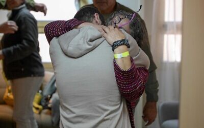 Yarden Bibas enlace sa mère, Pnina, au centre hospitalier Sheba, dans le centre d'Israël, le 1er février 2025. (Crédit : armée israélienne)