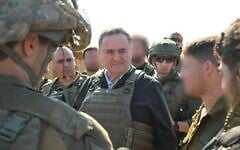 Le ministre de la Défense Israel Katz, au centre, en visite sur une position de l'armée israélienne au sud-Liban, en compagnie de hauts responsables militaires, le 2 février 2025. (Crédit : Ariel Hermoni/Ministère de la Défense)