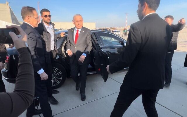 Le Premier ministre Benjamin Netanyahu sortant d'une voiture, à l'aéroport Ben Gurion, avant son voyage aux États-Unis, le 2 février 2025. (Crédit : Lazar Berman/Times of Israel)