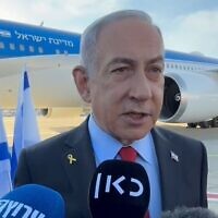 Le Premier ministre Benjamin Netanyahu s'adressant aux journalistes, à l'aéroport Ben Gurion avant un voyage aux États-Unis, le 2 février 2025. (Crédit : Lazar Berman/Times of Israel)