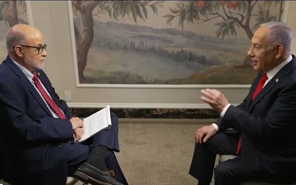 Le Premier ministre Benjamin Netanyahu, à droite, donne une interview à Mark Levin de Fox News diffusée le 8 février 2025. (Capture d'écran/Fox News)
