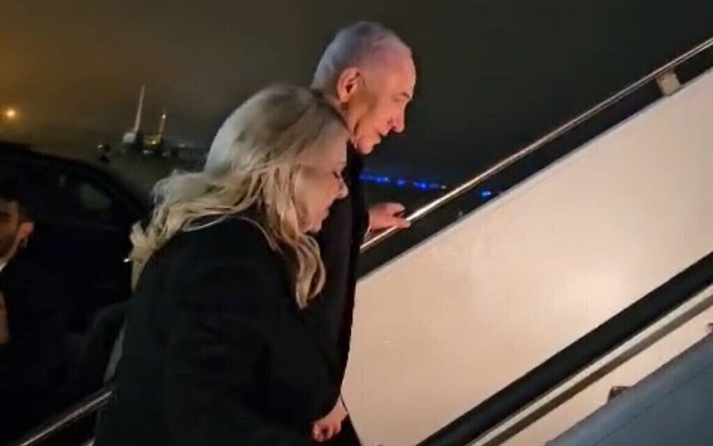 Le Premier ministre Benjamin Netanyahu, à droite, et son épouse Sara montent à bord de l'avion Wing of Zion avant leur vol de Washington, DC, à l'aéroport Ben Gurion, le 8 février 2025. (Capture d'écran/Shachar Glick)