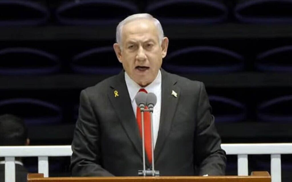 Le Premier ministre Benjamin Netanyahu s'exprimant lors d'une cérémonie de remise des diplômes des cadets de l'armée israélienne, à Holon, le 23 février 2025. (Crédit : Capture d'écran/Armée israélienne)