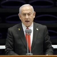 Le Premier ministre Benjamin Netanyahu s'exprimant lors d'une cérémonie de remise des diplômes des cadets de l'armée israélienne, à Holon, le 23 février 2025. (Crédit : Capture d'écran/Armée israélienne)