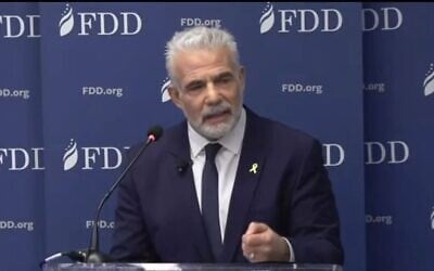 Le chef de l’opposition Yair Lapid présente un projet pour la bande de Gaza dans l’après-guerre, à Washington DC, le 25 février 2025. (Capture d’écran/FDD)