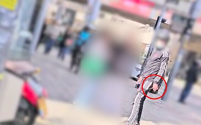 Un résident de Tel Aviv arrêté par la police pour avoir agressé un jeune de 13 ans avec une paire de ciseaux, photographié avant l'agression, le 13 février 2025. (Crédit : Police israélienne)