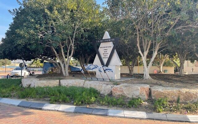 Un mémorial au Moshav Mivtachim, près de la frontière de Gaza, en hommage aux cinq membres des Moshavhim Mivtachim et Yesha morts au combat contre les terroristes du Hamas, le 7 octobre 2023, photographié le 16 janvier 2025. (Crédit : Sue Surkes/Times of Israel)