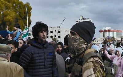 Le reporter israélien Itai Anghel,  à gauche,traverse une foule de Syriens à Damas quelques jours après la chute de Bachar el-Assad, en décembre 2024 (Capture d'écran/N12)