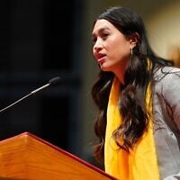L'ex-otage Noa Argamani prend la parole lors d'un événement marquant les 500 jours depuis l'assaut mené par le Hamas le 7 octobre 2023 sur le sud d'Israël, à la Washington Hebrew Congregation, à Washington, DC. (Leigh Vogel)