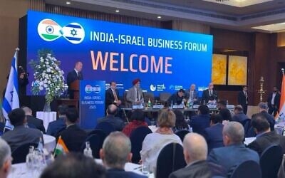 Le ministre israélien de l'Économie Nir Barkat prend la parole lors du forum économique Inde-Israël à New Delhi, en février 2025. (Autorisation du ministère israélien en l'Économie)