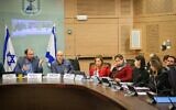 Le président de la commission de la Constitution, du droit et de la justice de la Knesset, le député Simcha Rothman, dirige une réunion de la commission à la Knesset le 25 février 2025. (Crédit : Noam Moskowitz, Bureau du porte-parole de la Knesset)
