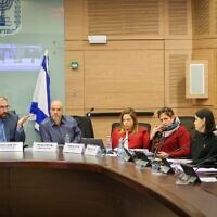Le président de la commission de la Constitution, du droit et de la justice de la Knesset, le député Simcha Rothman, dirige une réunion de la commission à la Knesset le 25 février 2025. (Crédit : Noam Moskowitz, Bureau du porte-parole de la Knesset)