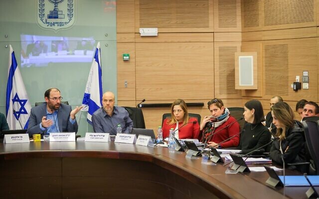 Le président de la commission de la Constitution, du droit et de la justice de la Knesset, le député Simcha Rothman, dirige une réunion de la commission à la Knesset le 25 février 2025. (Crédit : Noam Moskowitz, Bureau du porte-parole de la Knesset) Le président de la commission de la Constitution, du droit et de la justice de la Knesset, le député Simcha Rothman, dirige une réunion de la commission à la Knesset le 25 février 2025. (Crédit : Noam Moskowitz, Bureau du porte-parole de la Knesset)